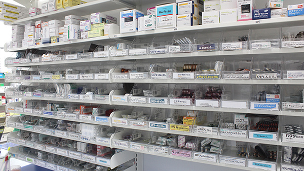 調剤薬局ツルハドラッグ山形吉原店の薬棚