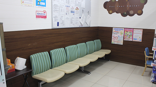 調剤薬局ツルハドラッグ山形桜田店の待合スペース