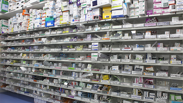 調剤薬局ツルハドラッグ山形桜田店の薬棚