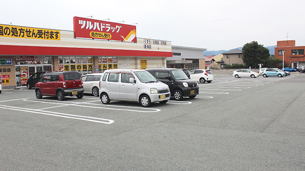 調剤薬局ツルハドラッグ山形桜田店の駐車場