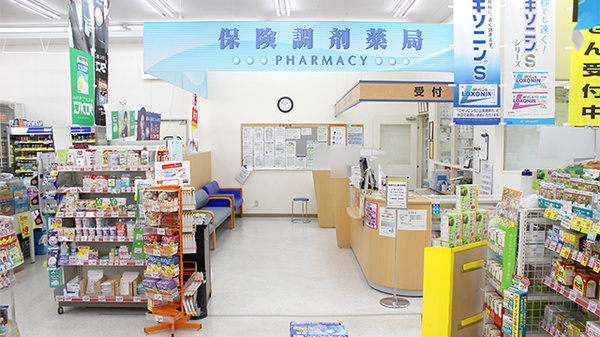 調剤薬局ツルハドラッグ男鹿店の入口