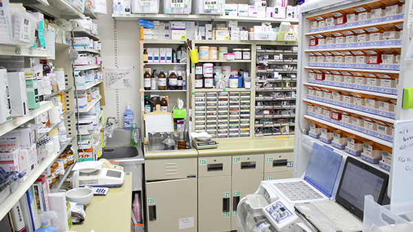 調剤薬局ツルハドラッグ男鹿店の薬棚