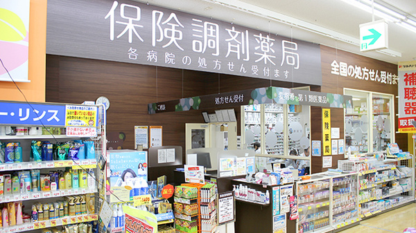 調剤薬局ツルハドラッグ秋田御所野店の入口