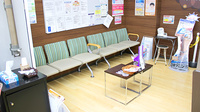調剤薬局ツルハドラッグ秋田御所野店の待合スペース
