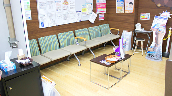 調剤薬局ツルハドラッグ秋田御所野店の待合スペース