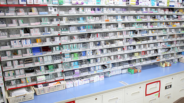 調剤薬局ツルハドラッグ秋田御所野店の薬棚