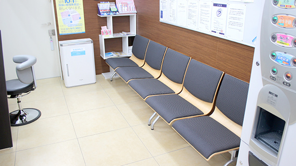 調剤薬局ツルハドラッグ湯沢大町店の待合スペース