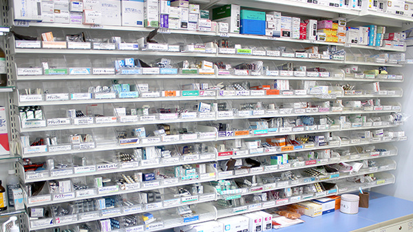 調剤薬局ツルハドラッグ湯沢大町店の薬棚