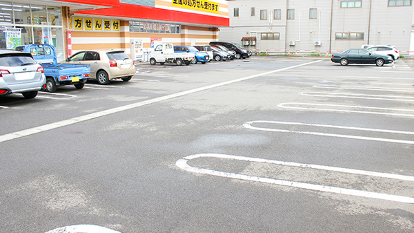 調剤薬局ツルハドラッグ湯沢大町店の駐車場