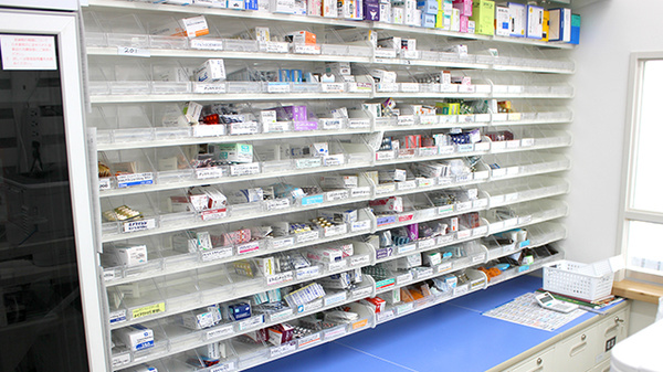 調剤薬局ツルハドラッグ能代北店の薬棚