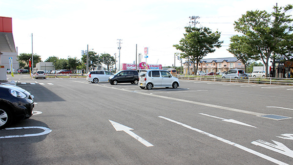 調剤薬局ツルハドラッグ能代北店の駐車場