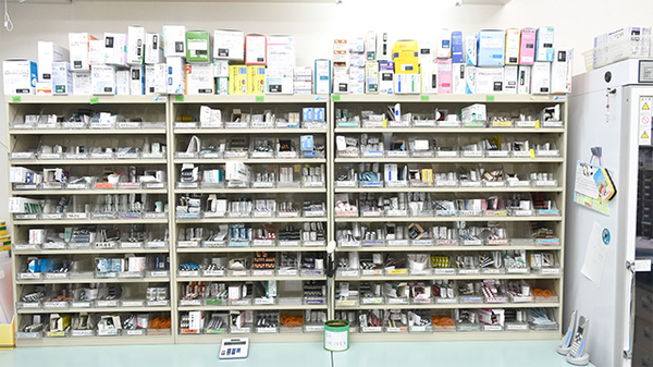 調剤薬局ツルハドラッグ江刺店の薬棚