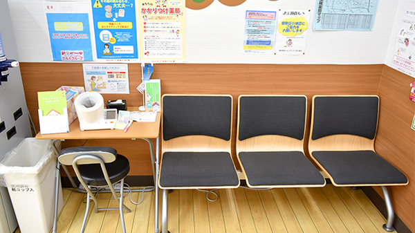 調剤薬局ツルハドラッグ西大通店の待合スペース