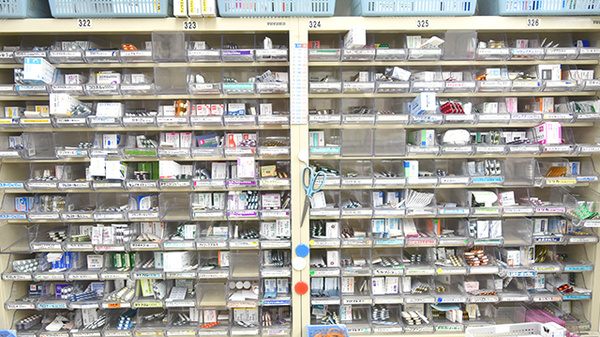 調剤薬局ツルハドラッグ西大通店の薬棚