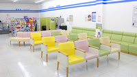 薬局くすりの福太郎夏見台店の待合スペース