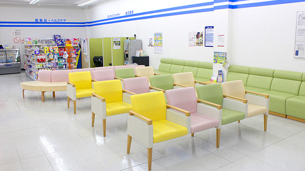 薬局くすりの福太郎夏見台店の待合スペース