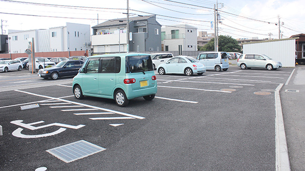 薬局くすりの福太郎飯山満吹上店の駐車場