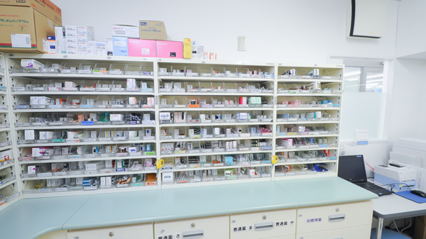 ウォンツ三原古浜薬局の薬棚