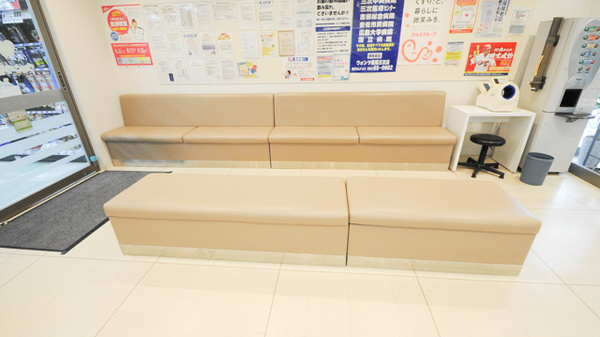 ウォンツ薬局三次店の待合スペース