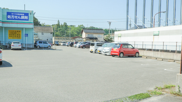 ウォンツ薬局三次店の駐車場