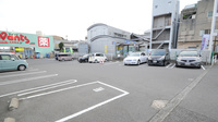 ウォンツ広本町薬局の駐車場