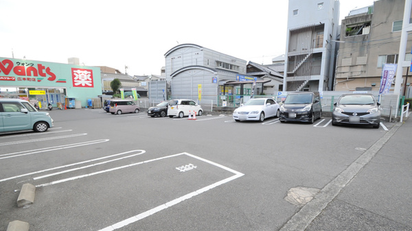 ウォンツ広本町薬局の駐車場