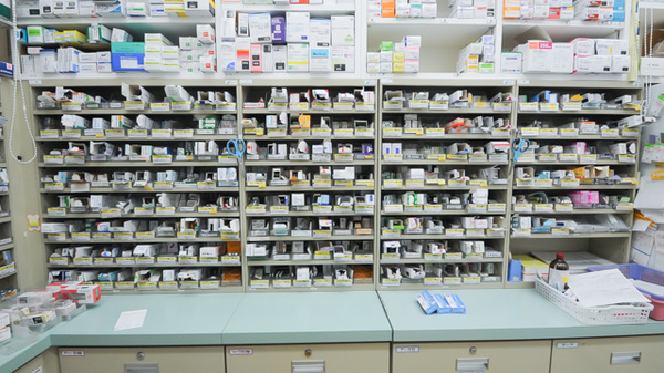 ウォンツ広白石薬局の薬棚