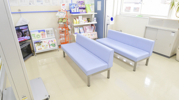 ウェルネス薬局　東福原店の待合スペース