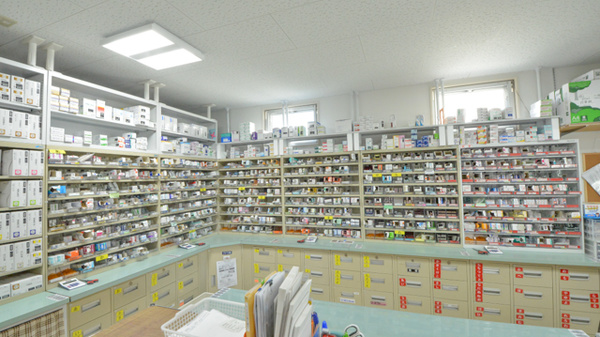 レデイ薬局丸亀城東店の薬棚