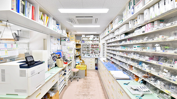 ツルハ薬局一社店の調剤室