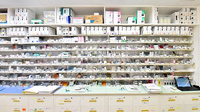 ツルハ薬局一社店の薬棚