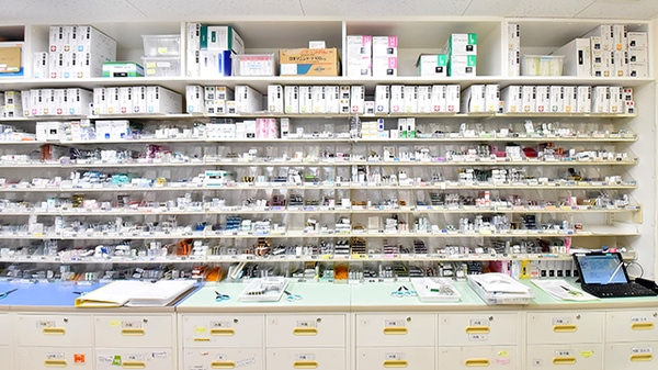 ツルハ薬局一社店の薬棚