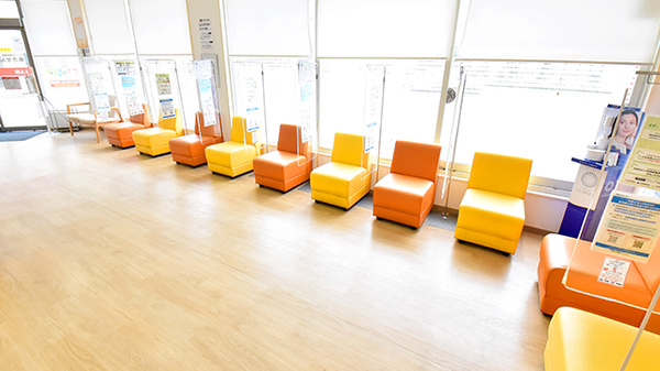 ツルハ薬局宝地店の待合スペース