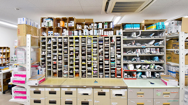 ツルハ薬局宝地店の薬棚