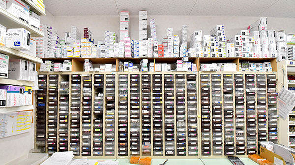 ツルハ薬局みなと入場店の薬棚