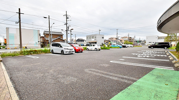 ツルハ薬局みなと入場店の駐車場