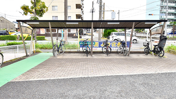 ツルハ薬局みなと入場店の駐輪場