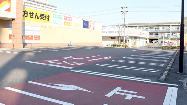 調剤薬局ツルハドラッグ志賀公園店の駐車場
