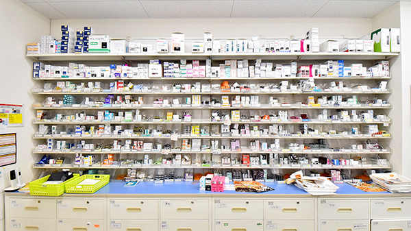 ツルハ薬局藤が丘店の薬棚