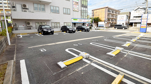 ツルハ薬局藤が丘店の駐車場