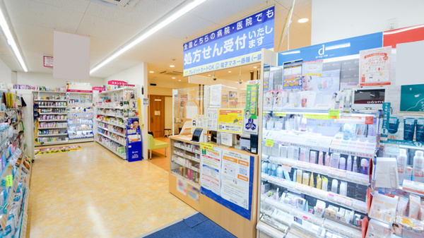 調剤薬局ツルハドラッグ八勝通店の入口