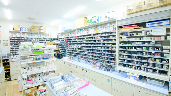 調剤薬局ツルハドラッグ八勝通店の薬棚
