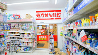 調剤薬局ツルハドラッグ本山駅店の入口