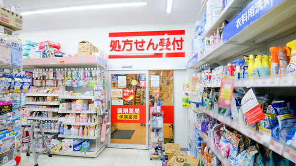 調剤薬局ツルハドラッグ本山駅店の入口