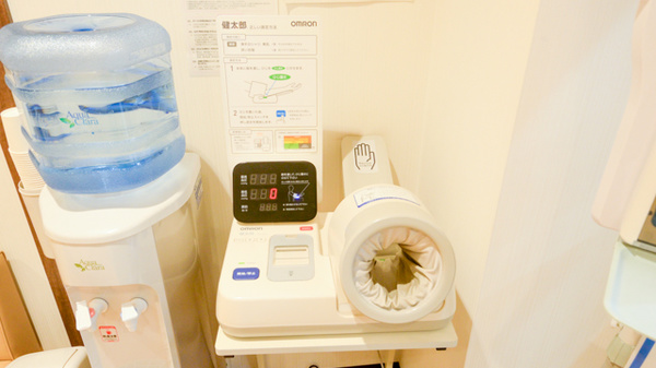 調剤薬局ツルハドラッグ本山駅店の血圧計