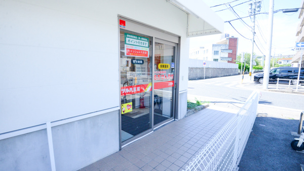 調剤薬局ツルハドラッグ牧の原店の入口