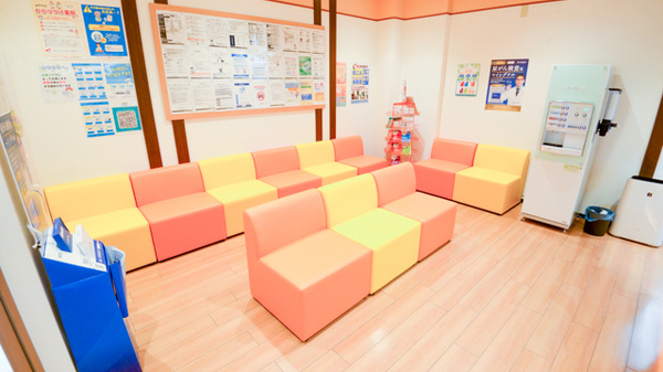 調剤薬局ツルハドラッグ牧の原店の待合スペース