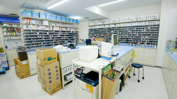 調剤薬局ツルハドラッグ牧の原店の調剤室