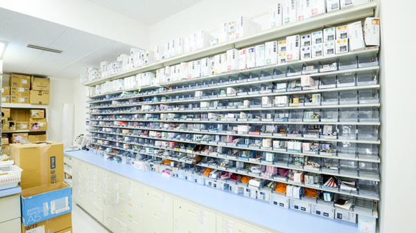 調剤薬局ツルハドラッグ牧の原店の薬棚