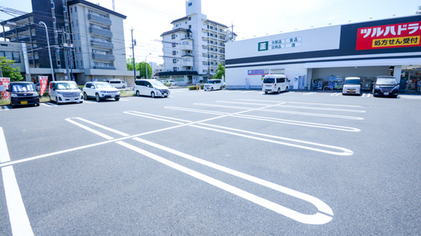 調剤薬局ツルハドラッグ牧の原店の駐車場
